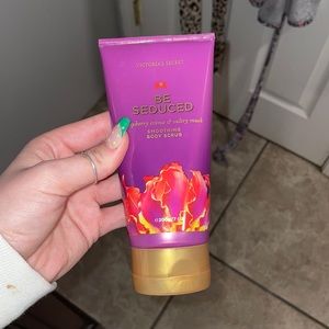Victoria’s Secret be seduced smoothing body scrub
